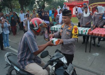 Kapolres Kampar Bersama PJU Bagi Takjil Sebelum Buka Puasa