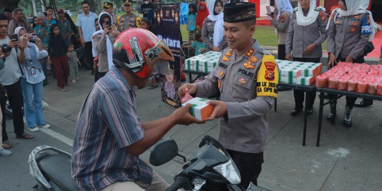 Kapolres Kampar Bersama PJU Bagi Takjil Sebelum Buka Puasa