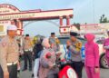 Kapolres Kuansing AKBP Pangucap Priyo Soegito, S.I.K., M.H  dan Sat Lantas Bagikan Takjil Gratis Untuk Pengendara
