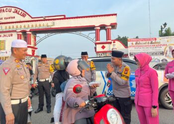 Kapolres Kuansing AKBP Pangucap Priyo Soegito, S.I.K., M.H  dan Sat Lantas Bagikan Takjil Gratis Untuk Pengendara