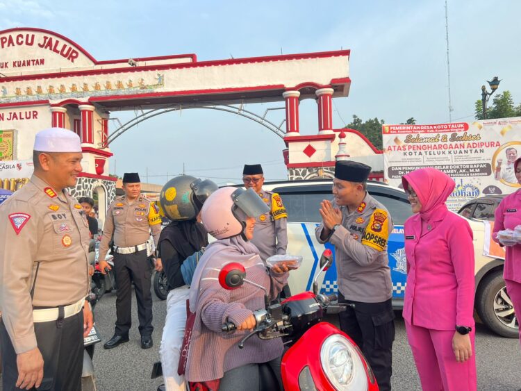 Kapolres Kuansing AKBP Pangucap Priyo Soegito, S.I.K., M.H  dan Sat Lantas Bagikan Takjil Gratis Untuk Pengendara