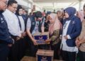 Anies Baswedan Secara Simbolis Menyerahkan Bantuan di Sumbar