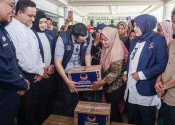 Anies Baswedan Secara Simbolis Menyerahkan Bantuan di Sumbar