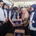 Anies Baswedan Secara Simbolis Menyerahkan Bantuan di Sumbar