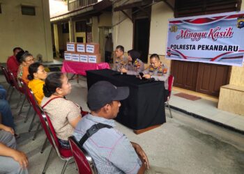 Minggu Kasih”, Polresta Pekanbaru dan Polsek Tampan Menyerahkan 8 Paket Sembako Kepada Warga