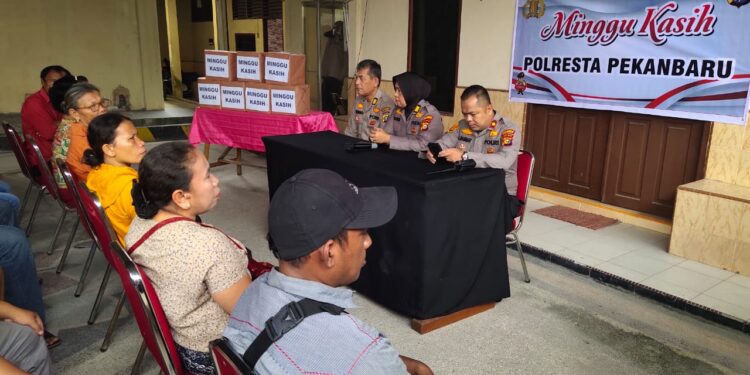 Minggu Kasih”, Polresta Pekanbaru dan Polsek Tampan Menyerahkan 8 Paket Sembako Kepada Warga