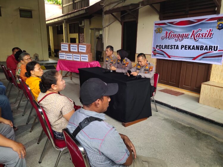 Minggu Kasih”, Polresta Pekanbaru dan Polsek Tampan Menyerahkan 8 Paket Sembako Kepada Warga
