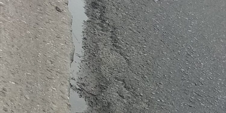 Pengerjaan Patching Jalan Nasional Kandis – Duri Setengah Hati