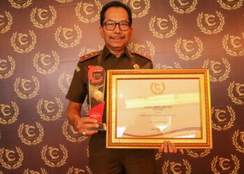 Kepala Kejaksaan Tinggi Riau Raih Penghargaan Cakaplah Awards 2024