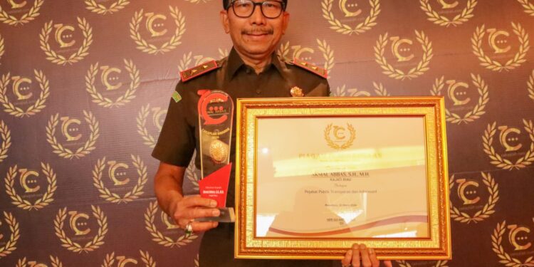 Kepala Kejaksaan Tinggi Riau Raih Penghargaan Cakaplah Awards 2024