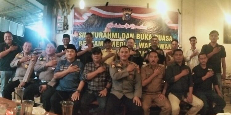 Kapolsek Kandis Jalin Silaturahmi dan Buka Puasa Bersama Awak Media