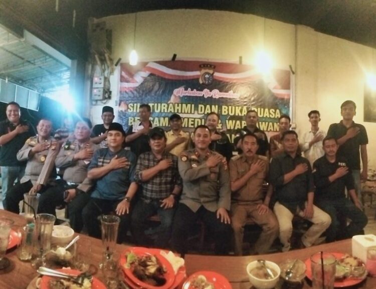 Kapolsek Kandis Jalin Silaturahmi dan Buka Puasa Bersama Awak Media