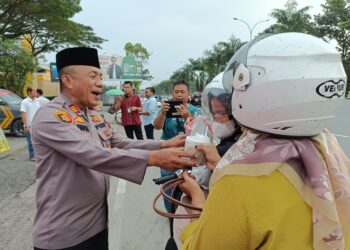 Kapolsek Bukit Raya dan Ketua Bhayangkari Ranting Bukit Raya Bagi-Bagi Takjil Gratis ke Pengendara Jalan