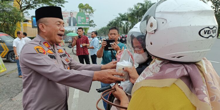 Kapolsek Bukit Raya dan Ketua Bhayangkari Ranting Bukit Raya Bagi-Bagi Takjil Gratis ke Pengendara Jalan