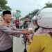 Kapolsek Bukit Raya dan Ketua Bhayangkari Ranting Bukit Raya Bagi-Bagi Takjil Gratis ke Pengendara Jalan