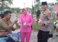 Kapolsek Bersama Keluarga Besar Polsek Siak Hulu Berbagi 100 Takjil