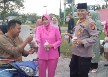 Kapolsek Bersama Keluarga Besar Polsek Siak Hulu Berbagi 100 Takjil