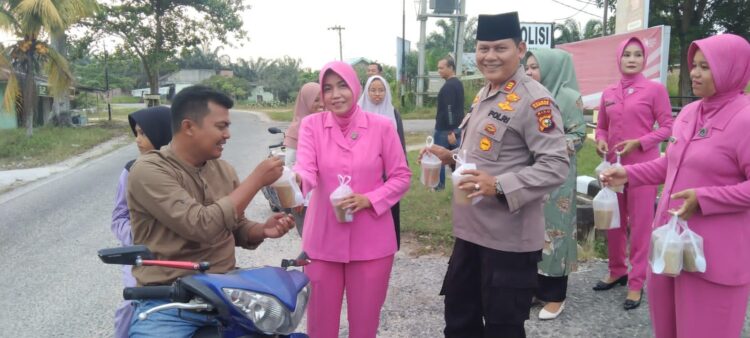 Kapolsek Bersama Keluarga Besar Polsek Siak Hulu Berbagi 100 Takjil