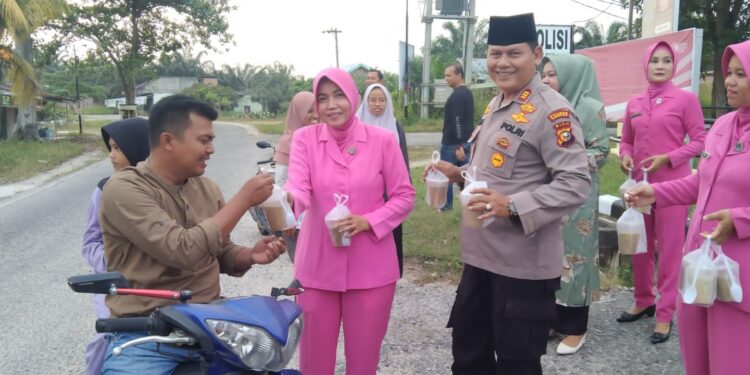 Kapolsek Bersama Keluarga Besar Polsek Siak Hulu Berbagi 100 Takjil