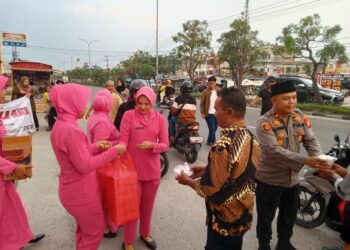 Peduli Sesama, Polsek Tampan dan Ibuk Bhayangkari Bagi Takjil Gratis
