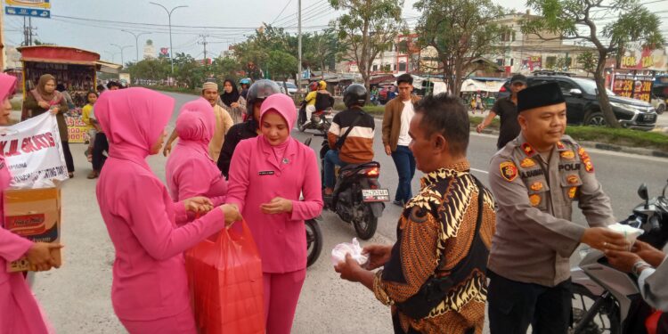 Peduli Sesama, Polsek Tampan dan Ibuk Bhayangkari Bagi Takjil Gratis