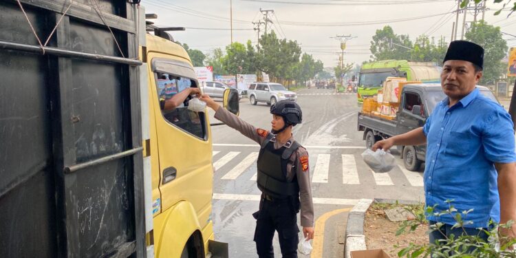 Peduli Sesama, Sat Intelkam Polres Kuansing Bagi Bagi Takjil Geratis