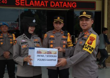 Bulan Puasa Bulan Berkah, Polres Kampar Infak dan Sedekah Kepada Korban Bencana Banjir