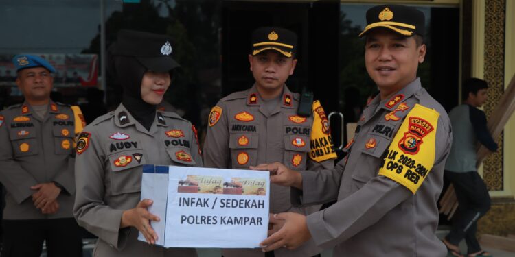Bulan Puasa Bulan Berkah, Polres Kampar Infak dan Sedekah Kepada Korban Bencana Banjir