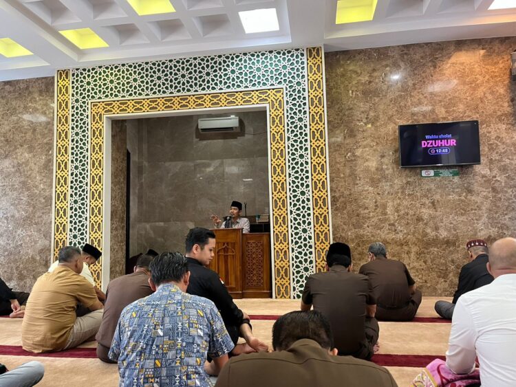 Usai Ba’da Dzuhur Kejati Riau Dengarkan Tausyiah Agama Dari Ustad DR. H. MAGHFIRA, MA