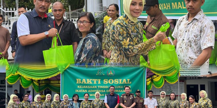 Menyambut Bulan Puasa, Kejati Maluku dan IAD Gelar Bakti Sosial dan Pasar Murah