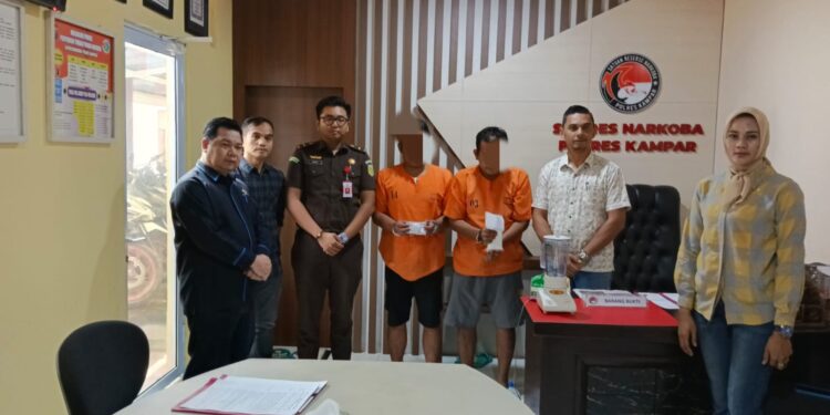 Satnarkoba dan Polsek Kampar Kiri Hilir Musnahkan Barang Bukti Narkoba Sabu-sabu