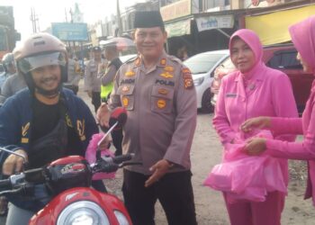 Polsek Siak Hulu Berbagi 50 Takjil Sebelum Buka Puasa