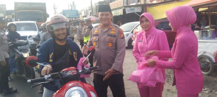 Polsek Siak Hulu Berbagi 50 Takjil Sebelum Buka Puasa