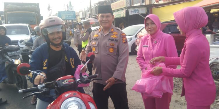 Polsek Siak Hulu Berbagi 50 Takjil Sebelum Buka Puasa