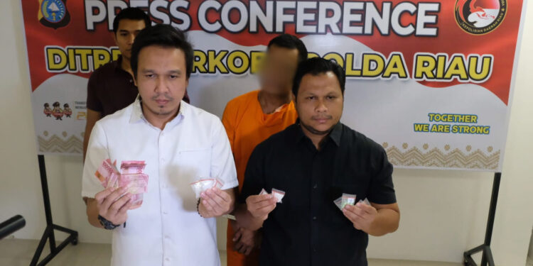 Ditresnarkoba Polda Riau Gerebek Rumah di Pangeran Hidayat Pekanbaru, Puluhan Butir Pil Extasi di Amankan