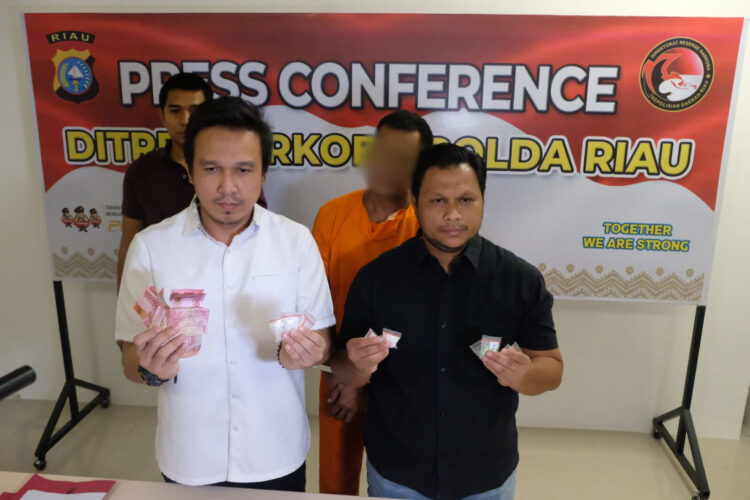 Ditresnarkoba Polda Riau Gerebek Rumah di Pangeran Hidayat Pekanbaru, Puluhan Butir Pil Extasi di Amankan