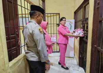 Polsek Tambang Bersama Bhayangkari Berbagi Takjil Kepada Para Tahanan