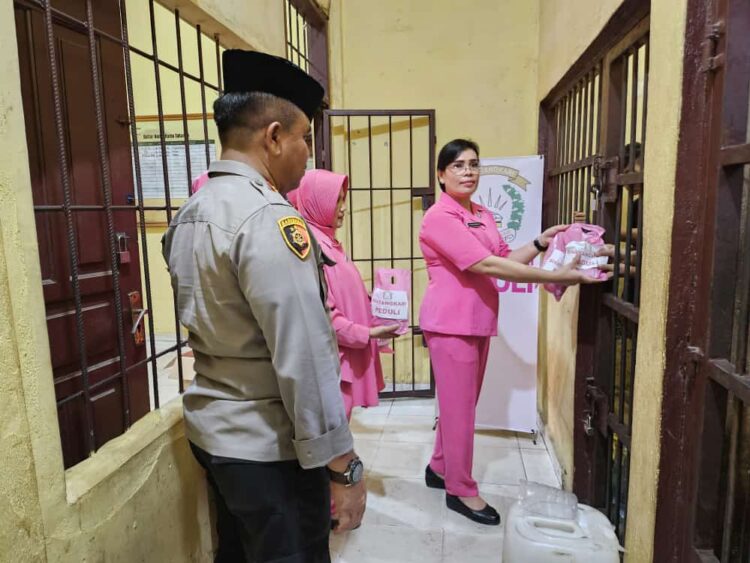 Polsek Tambang Bersama Bhayangkari Berbagi Takjil Kepada Para Tahanan