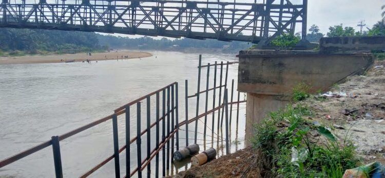 Masyarakat Desa Gobah Kecewa” Pekerjaan Perbaikan Jembatan Bin Salabin