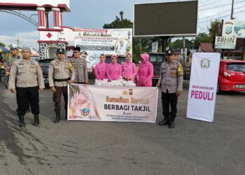 Polsek Kuantan Tengah dan Bhayangkari Bagikan Takjil di Taman Jalur
