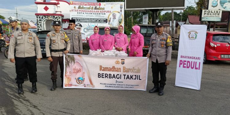 Polsek Kuantan Tengah dan Bhayangkari Bagikan Takjil di Taman Jalur