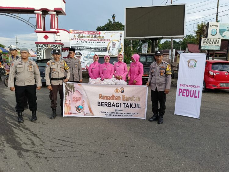 Polsek Kuantan Tengah dan Bhayangkari Bagikan Takjil di Taman Jalur