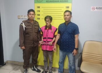 Tim Penyidik Jam Pidsus Kejagung Menahan Tersangka RD Selaku Direktur PT SMIP Perkara Impor Gula di Pekanbaru