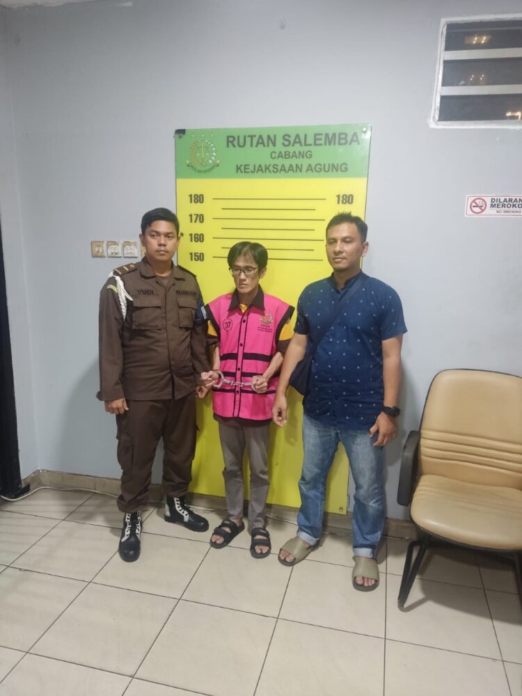 Tim Penyidik Jam Pidsus Kejagung Menahan Tersangka RD Selaku Direktur PT SMIP Perkara Impor Gula di Pekanbaru