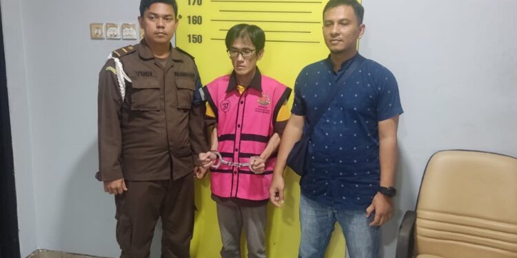 Tim Penyidik Jam Pidsus Kejagung Menahan Tersangka RD Selaku Direktur PT SMIP Perkara Impor Gula di Pekanbaru