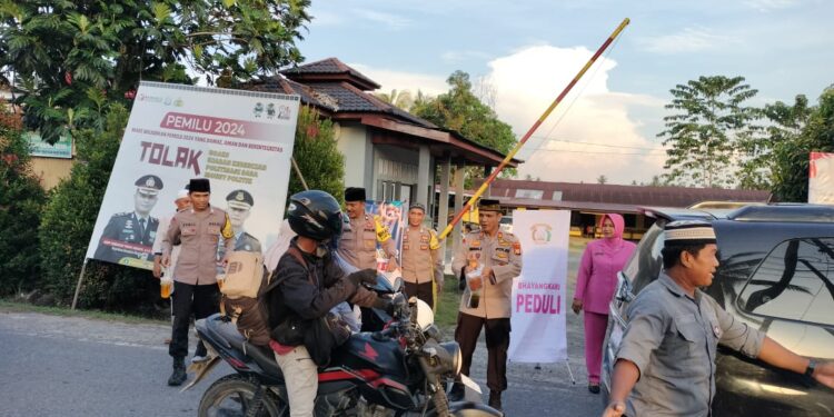 Kapolsek Kuantan Mudik dan Ibu Bhayangkari Ranting Bagikan Takjil