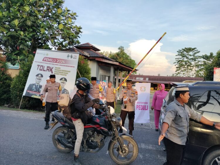 Kapolsek Kuantan Mudik dan Ibu Bhayangkari Ranting Bagikan Takjil