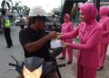 Bhayangkari Cabang Pelalawan Berbagi Takjil Gratis Kepada Pengguna Jalan Lintas Timur