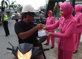 Bhayangkari Cabang Pelalawan Berbagi Takjil Gratis Kepada Pengguna Jalan Lintas Timur