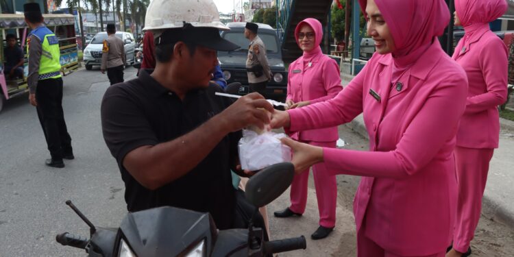 Bhayangkari Cabang Pelalawan Berbagi Takjil Gratis Kepada Pengguna Jalan Lintas Timur
